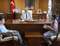 Minik Yazarlar, İlk Kitabı Milli Eğitim Müdürü Gülsar'a Hediye Etti
