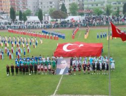 Yağmur Ve Serin Hava, 19 Mayıs Törenine Katılan Öğrencileri Etkiledi