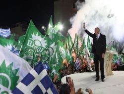 Yunanistan'da Pasok Taraftarları Zafer Kutlamalarına Başladı!