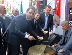 Milletvekili Adayı Halka Helva Dağıttı