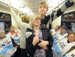 Moskova'da Babuşkalar 'Çocuk Doğurun' Eylemi Düzenledi