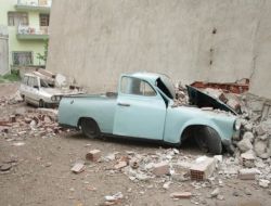 Bina Çöktü, İki Otomobil Enkaz Altında Kaldı