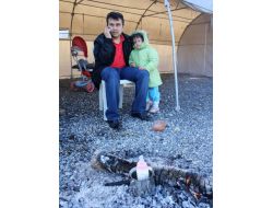 Depremzede Baba, Çocuğunun Sütünü Odun Ateşinde Pişirdi