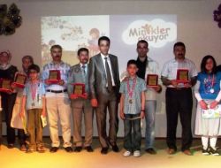 Okuma Yarışmasında Dereceye Giren Minikler Ödüllendirildi