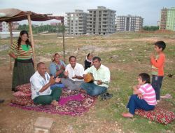 Mevsimlik İşçiler, Yorgunluklarını Bağlama Dinleyerek Atıyor