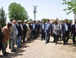 Seçim Çalışmalarını Sürdüren Bakan Çelik, Köy Köy Dolaşıyor