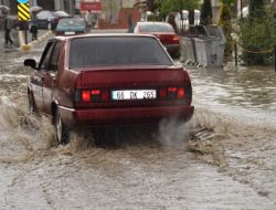 Sağanak Yağmur Yolları Göle Çevirdi