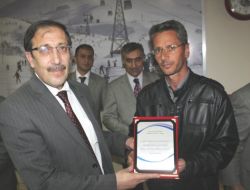 Belediye Başkanı Bulutlar'a Personelden Plaket Jesti