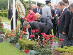 Şahin Kore'de Türk Şehitliği’ni Ziyaret Etti