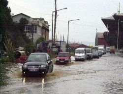 Yağmur Suları Yolu Kapatınca Trafiği Aksattı!