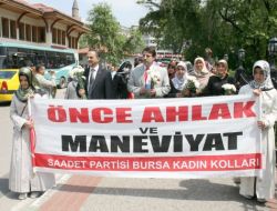 Sp’li Kadınlar, ‘sevgi Yürüyüşü’nde Vatandaşlara Karanfil Dağıttı