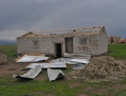 Şiddetli Rüzgar,okulun Ve Birçok Evin Çatısını Uçurdu