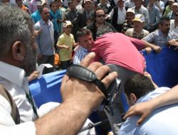 Başbakan’ın Mitingi Öncesinde Bir Vatandaş Gazetecilere Saldırdı