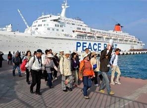 'Barış Gemisi' Kuşadası limanında..