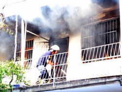 Ailesini Eve Kilitleyip Yakmak İstedi