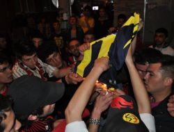 Fenerbahçe Formaları Ve Bayrakları Yakıldı