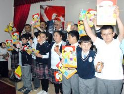 Dünya Süt Gününde 2 Bin Süt, 200 Kitap Dağıtıldı