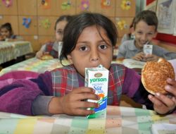 Öğrencilere Süt Dağıtımında Protokol Tepkisi