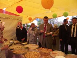 Üç Eğitim Gönüllüsü Bayan Öğrenciler Yararına Kermes Açtı