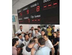 Asistan Doktorlar Hastane İçinde Eylem Yaptı, Hastalar Tepki Gösterdi