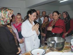 Köylü Kadınlar, 15 Tl Ücretle Peynircilik Kursuna Katılıyor