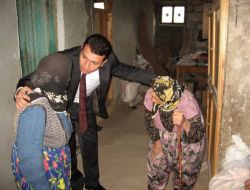 Kaymakam Sayılır, Yalnız Yaşayan 91 Anneyi Evinde Ziyaret Etti