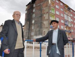 Malatya'da Çöken Binanın Yanındaki Binalar Tahliye Edildi