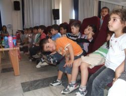 Zambak, Kukla Tiyatrosu İle Binlerce Miniği Eğitiyor