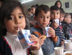 Öğrencilere Süt Ve Kek Dağıtıldı