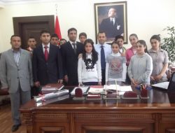 Hakkari Eğitimciler Derneği Öğretmen Ve Öğrencileri Vali Türker'i Ziyaret Etti