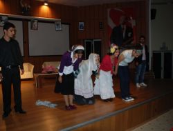 Liseli Öğrenciler, Kadına Uygulanan Şiddete Tiyatroyla Dikkat Çekti