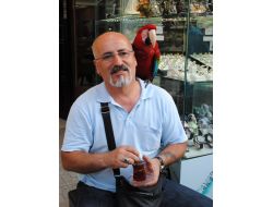 Ressam Hüseyin Söylmez, Papağanı Çillo'yu Yanında Gezdiriyor