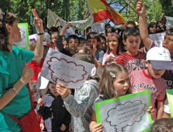 Eğitimde Türkçe Yasağı Öğrenci Ve Velileri Sokağa Döktü