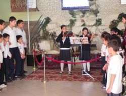 Teneffüslerde Arkadaşlarına Müzik Ziyafeti Veriyorlar