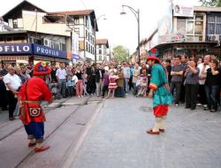 Cumhuriyet Caddesi, Mehter Ve Hacivat-karagöz Gösterisiyle Renklendi