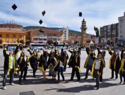 Bozok Üniversitesi Fizik Bölümü Öğrencilerinin Mezuniyet Sevinci