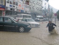 Akşehir'de Şiddetli Yağmur Hayatı Felç Etti