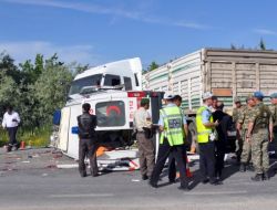 AMBULANS TIR İLE ÇARPIŞTI: 3 ÖLÜ