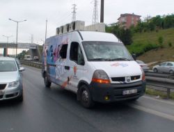 Ak Parti Seçim Minibüsüne Taşlı Saldırı