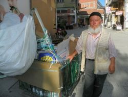 69 Yaşındaki Mustafa Dede, Kağıt Toplayıp Öğrencilere Burs Veriyor