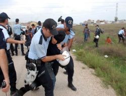Kaçak Yapı Yıkımında Olaylar Çıktı, Polis Biber Gazı Kullandı