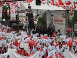 KILIÇDAROĞLU PANKARTI SEVDİ