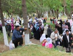 Zilan Türbesine Binlerce Kişi Akın Etti