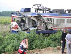 Başkent Ekspresi Tır'a Çarptı!!