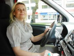 Ak Parti’nin Kadın Şoförü Ayşen Talay, İzmir’i Sokak Sokak Dolaşıyor