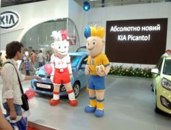 Otomobil Fuarında Euro 2012 Maskotları Boy Gösterdi