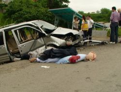 Otomobil Şarampole Yuvarlandı: 2 Ölü 3 Yaralı