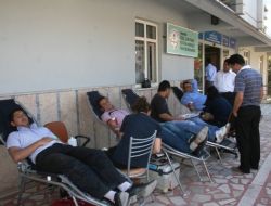Öğretmen Ve Öğrenciler Kızılay'a Kan Bağışında Bulundu