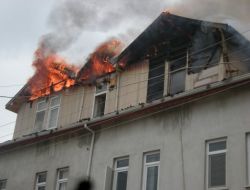 İki Katlı Binanın Çatı Katındaki Yangın Korkuttu