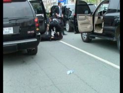 Başbakan'ın Konvoyuna Taşlı Saldırı: Otobüsten Düşen Polis Memuru Ağır Yaralandı